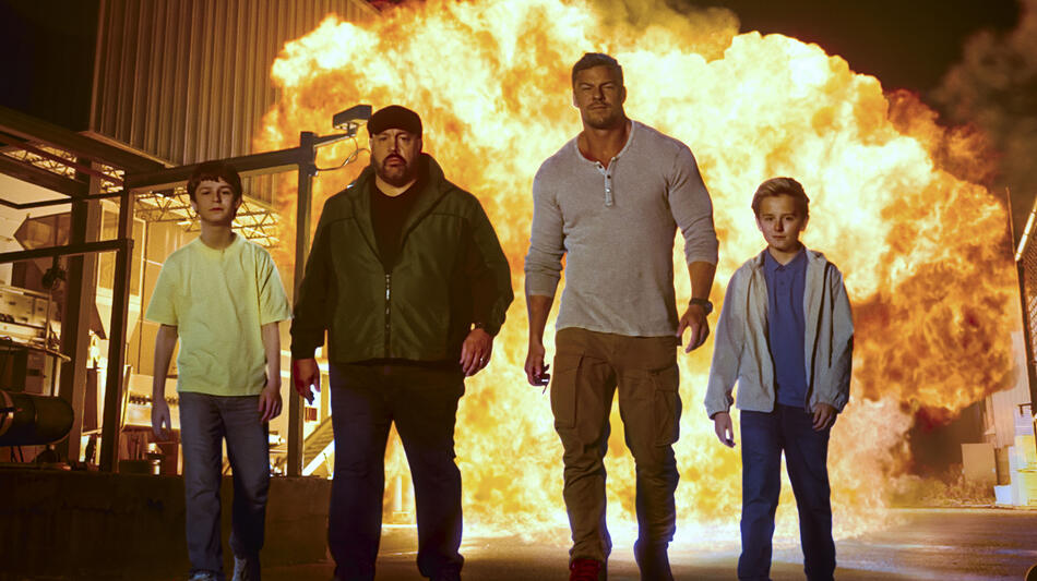 Lucas (Benjamin Pajak), Brian (Kevin James), Jeff (Alan Ritchson), e CJ (Banks Pierce) in Playdate