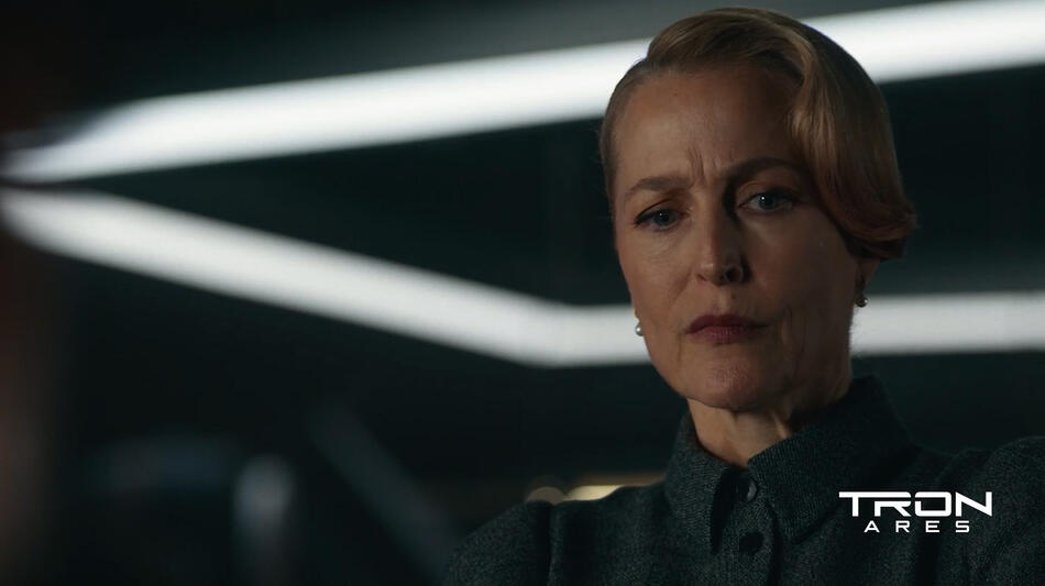 TRON Ares, scena da Clip Sto solo cercando di cambiare il mondo, madre