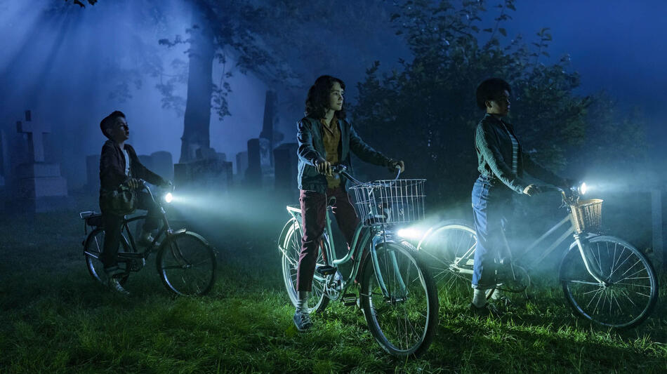 Arian S. Cartaya, Clara Stack, Amanda Christine in IT Welcome To Derry 1x03