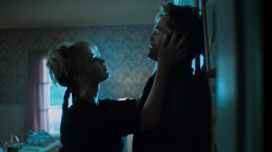 Jennifer Lawrence e Robert Pattinson in Die My Love, scena da Trailer