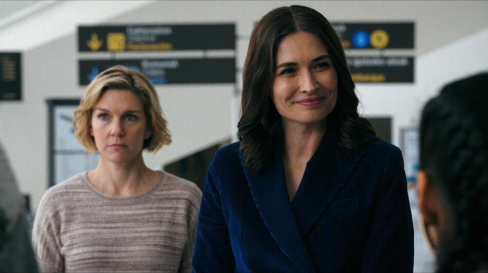 Rhea Seehorn e Karolina Wydra in Pluribus 1x02