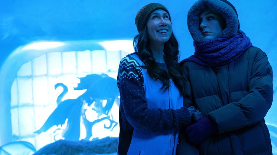 Miriam Shor e Rhea Seehorn in Pluribus 1x03