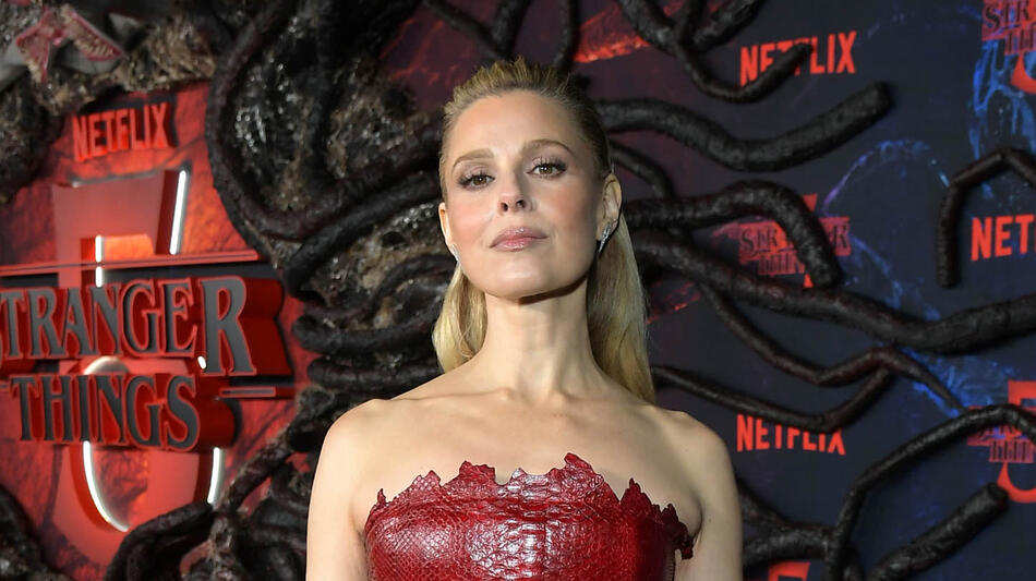 Cara Buono alla première mondiale della quinta stagione di Stranger Things di Netflix al TCL Chinese 6 Theatres il 6 novembre 2025 a Hollywood, California