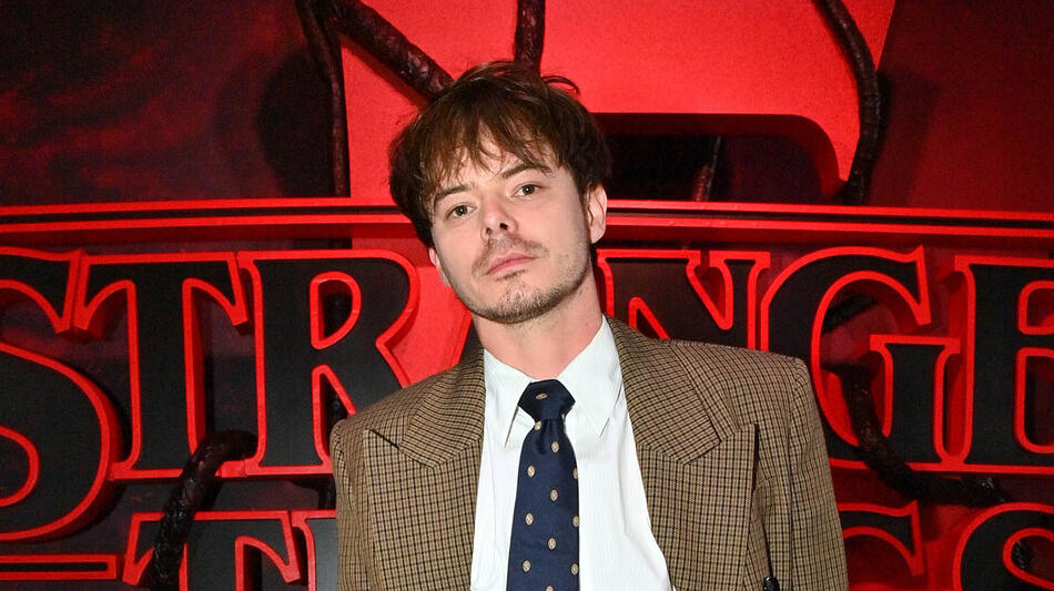 Charlie Heaton alla première mondiale della quinta stagione di Stranger Things di Netflix al TCL Chinese 6 Theatres il 6 novembre 2025 a Hollywood, California