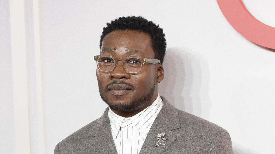 Fisayo Akinade partecipa alla première mondiale di 'Goodbye June' di Netflix al Curzon Mayfair il 3 dicembre 2025 a Londra, Inghilterra