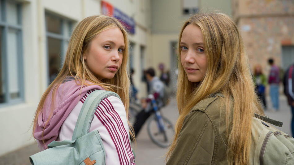 (S-D) Lily Riser played by (Tallulah Evans) and Abby Riser played by (Delphi Evans) in Girl Taken 1x01