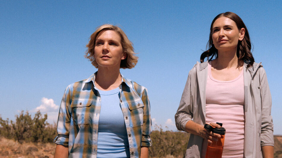 Rhea Seehorn e Karolina Wydra in Pluribus 1x08