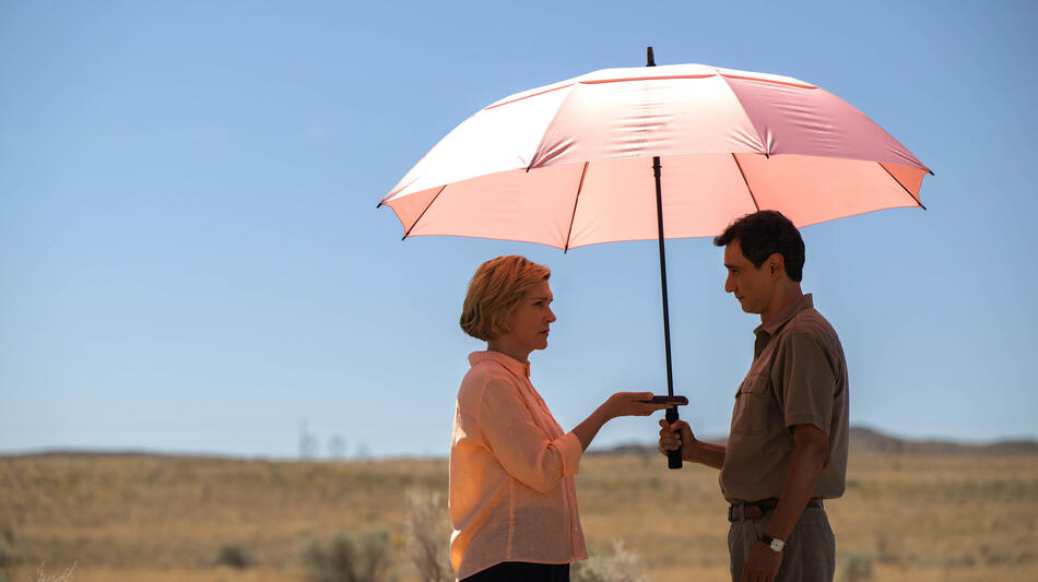 Rhea Seehorn e Carlos Manuel Vesga in Pluribus 1x09