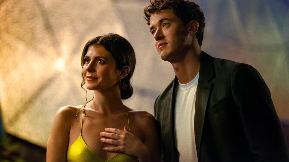 (S-D) Emily Bader come Poppy e Tom Blyth come Alex in People We Meet on Vacation