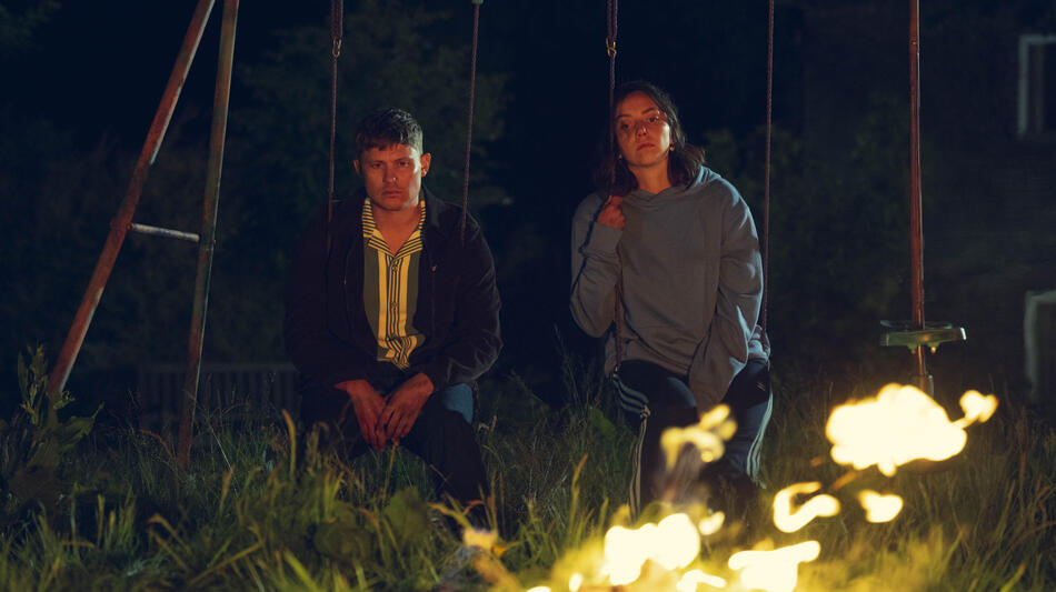 Jon Pointing, Maeve Courtier-Lilley in Fuga 1x04