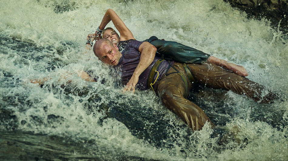 (S-D) Taron Egerton come Ben e Charlize Theron come Sasha in APEX