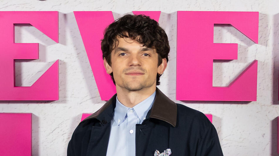 Edward Bluemel partecipa alla première britannica di 'Agatha Christie's Seven Dials' di Netflix al May Fair Hotel il 13 gennaio 2026 a Londra, Inghilterra