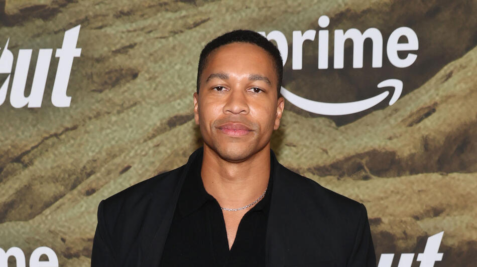 Aaron Moten partecipa alla première della seconda stagione di Fallout sul red carpet all'Academy Museum of Motion Pictures l'8 dicembre 2025 a Los Angeles, California