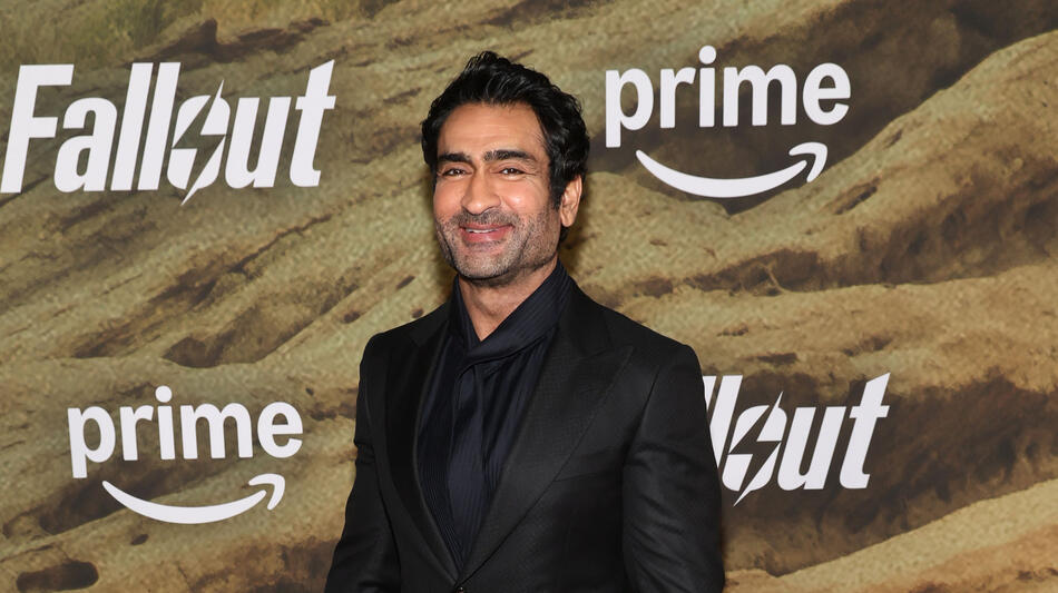 Kumail Nanjiani partecipa alla première della seconda stagione di Fallout sul red carpet all'Academy Museum of Motion Pictures l'8 dicembre 2025 a Los Angeles, California