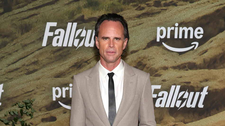Walton Goggins partecipa alla première della seconda stagione di Fallout sul red carpet all'Academy Museum of Motion Pictures l'8 dicembre 2025 a Los Angeles, California