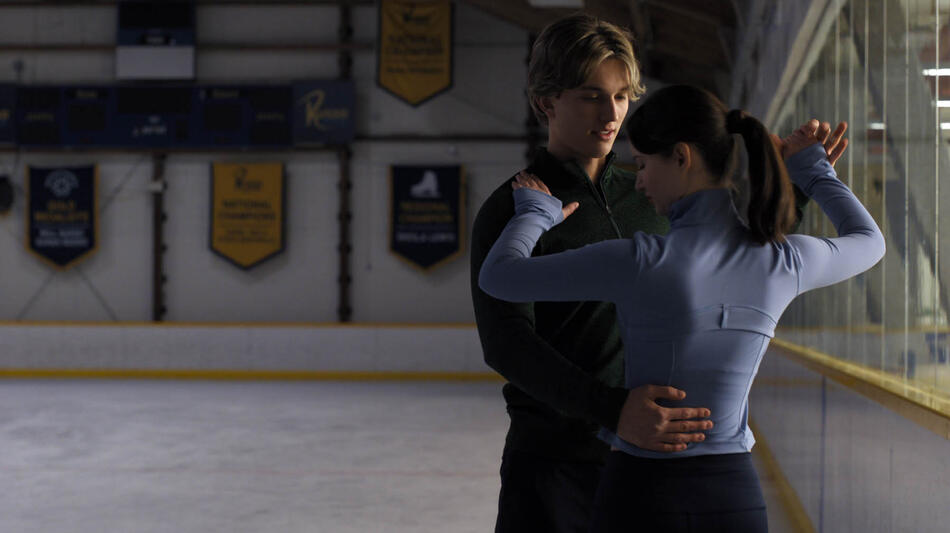 (S-D) Cale Ambrozic come Brayden Elliot e Madelyn Keys come Adriana Russo in Finding Her Edge - Passione sul ghiaccio 1x01