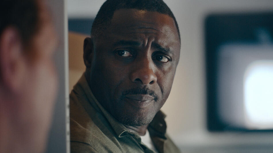 Idris Elba in Hijack 1x01