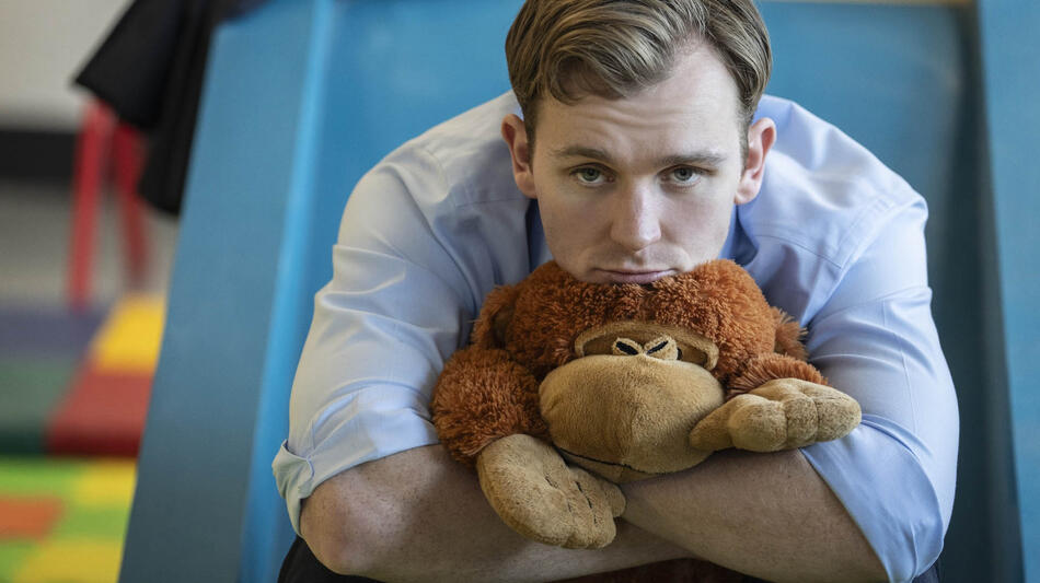 Harry Lawtey in Industry 3x02