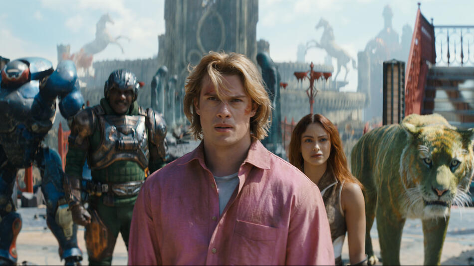 (S-D) Roboto (Kristen Wiig), Man At Arms (Idris Elba), Adam (Nicholas Galitzine), Teela (Camila Mendes) e Cringer in Masters of the Universe