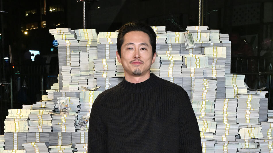Steven Yeun partecipa alla première mondiale di The RIP all'Alice Tully Hall il 13 gennaio 2026 a New York City