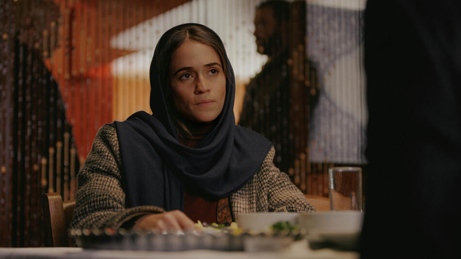 Niv Sultan in Tehran 3x02