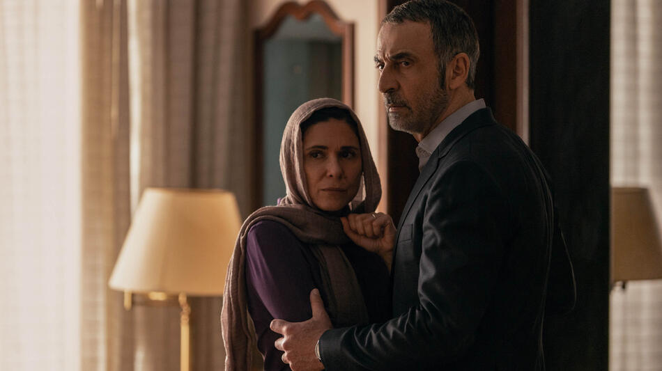 Shila Ommi e Shaun Toub in Tehran 2x06