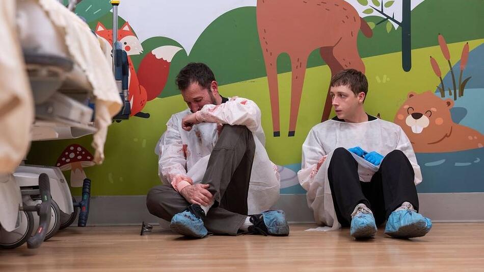 Noah Wyle, Gerran Howell in The Pitt 1x14