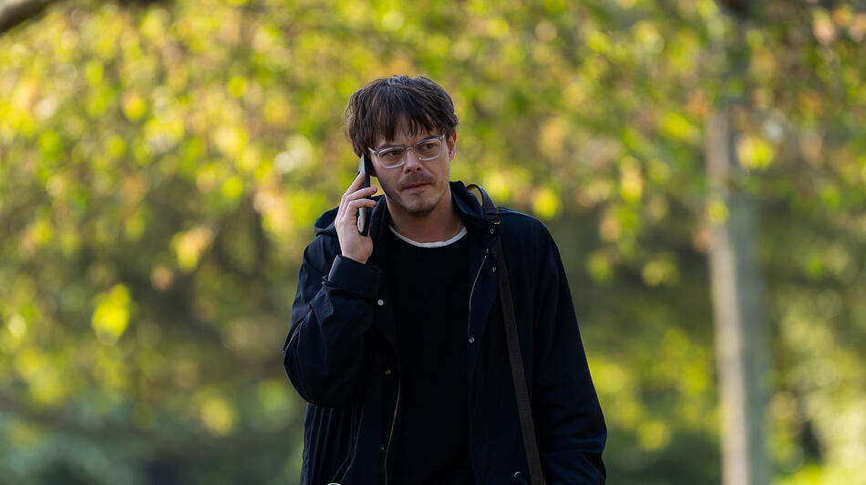 Charlie Heaton in Industry 4x04