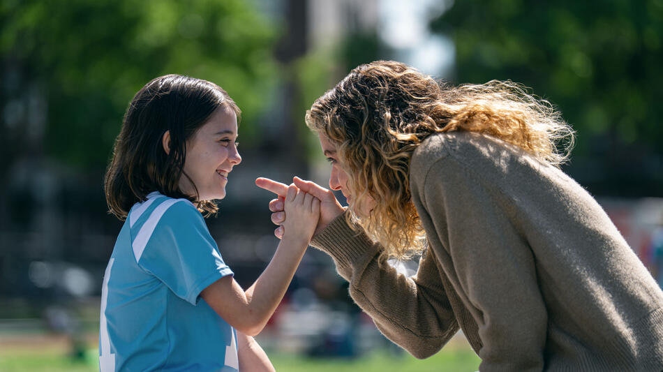 Nola Wallace e Tatiana Maslany in Maximum Pleasure Guaranteed - Stagione 1