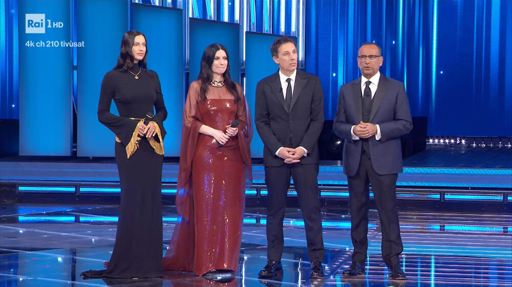 Irina Shayk, Laura Pausini, Ubaldo Pantani e Carlo Conti nella terza serata di Sanremo 2026, il 26 febbraio