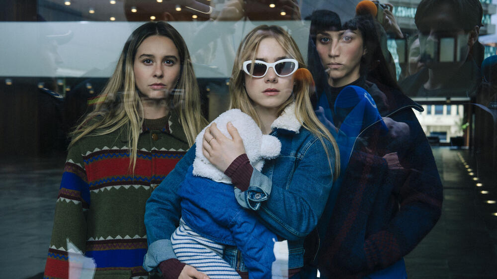 Paula Usero come Cris, Clara Galle come Elena, Claudia Salas come Paula in Quella notte - Stagione 1