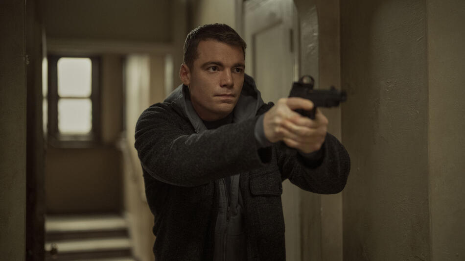 Gabriel Basso come Peter Sutherland in The Night Agent 3x03