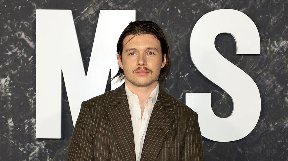 Nick Robinson partecipa alla prima mondiale di Damsel al The Plaza il 1° marzo 2024 a New York