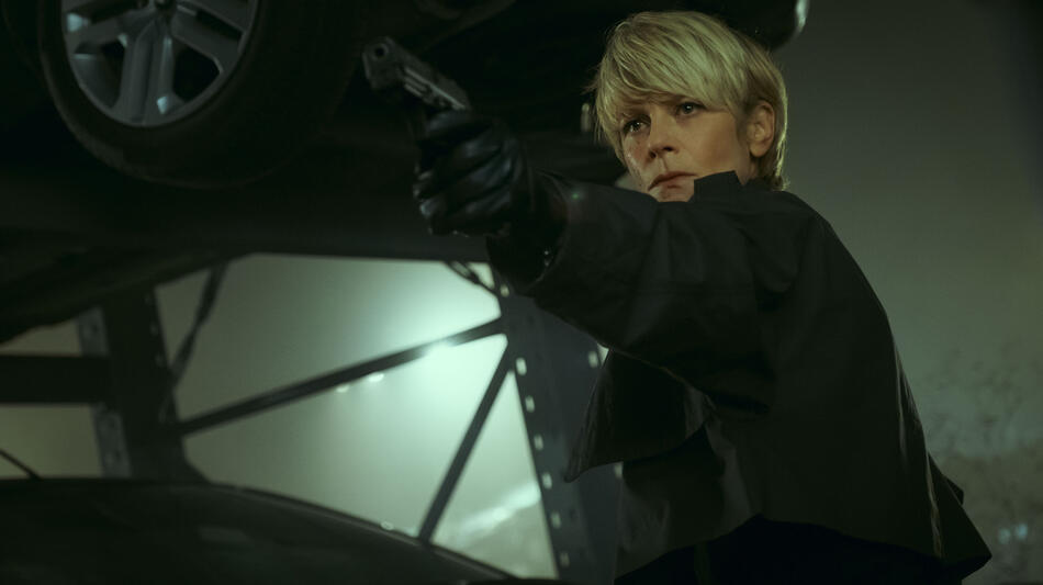 Marina Foïs in Furies 1x02