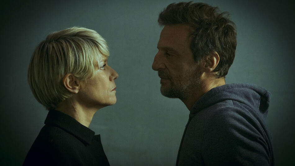 Marina Foïs, Mathieu Kassovitz in Furies 1x04