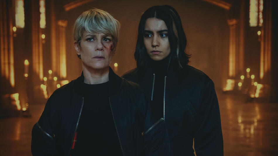 Marina Foïs, Lina El Arabi in Furies 1x08