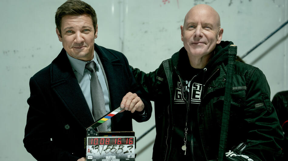 Jeremy Renner come Mike McClusky e Hugh Dillon come Ian Ferguson sul set di Mayor of Kingstown 5x01