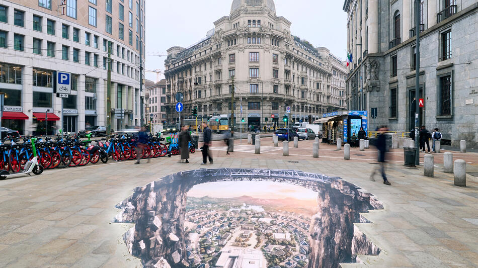 L'installazione realizzata in Piazza Missori a Milano dall'artista Fabio Giampietro per celebrare la seconda stagione di Paradise