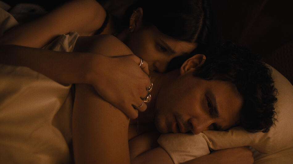 (S-D) Camila Morrone come Rachel Harkin, Adam DiMarco come Nicky Cunningham in Something Very Bad Is Going To Happen 1x02