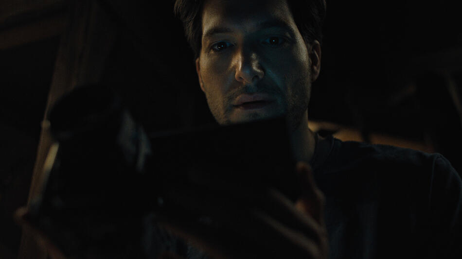 Jeff Wilbusch come Jules in Something Very Bad Is Going To Happen 1x04