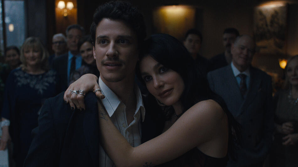 (S-D) Adam DiMarco come Nicky Cunningham, Camila Morrone come Rachel Harkin in Something Very Bad Is Going To Happen 1x05