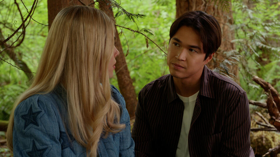 Alexandra Breckenridge come Melinda Monroe e Kai Bradbury come Denny Cutler in Virgin River 7x08