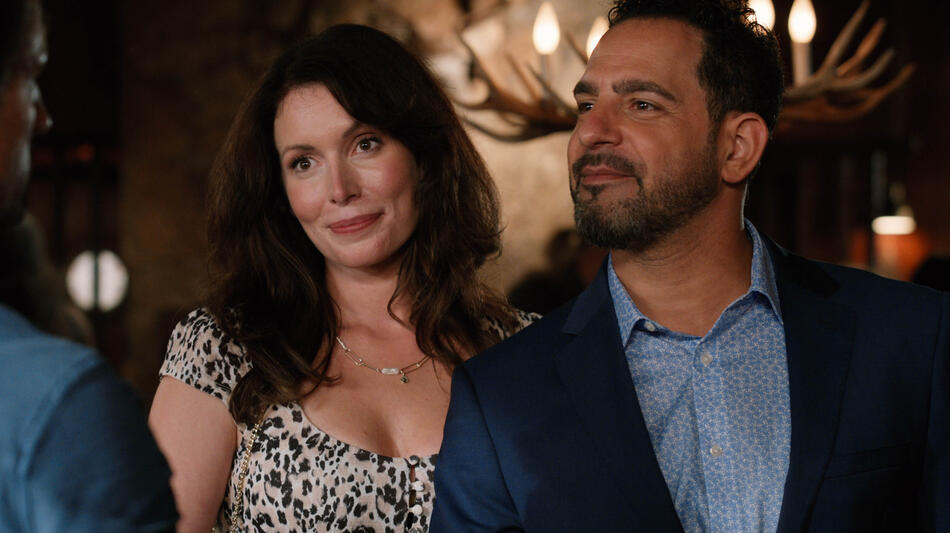 Lauren Hammersley come Charmaine e Patrick Sabongui come Todd in Virgin River 3x01