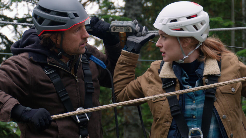 Martin Henderson come Jack Sheridan e Alexandra Breckenridge come Mel Monroe in Virgin River 3x06