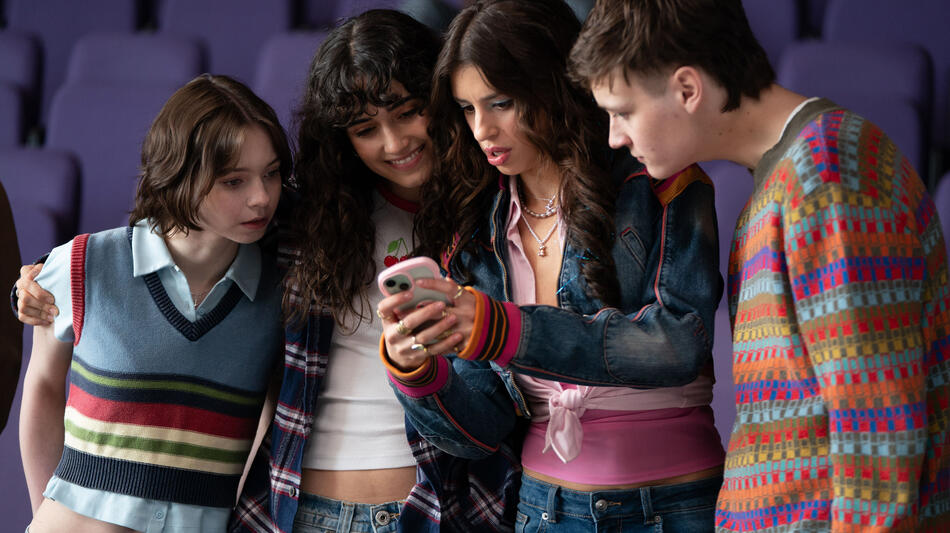 Emma Myers come Pip Fitz-Amobi, Asha Banks come Cara Ward, Yali Topol Margalith come Lauren Gibson, e Jude Morgan-Collie come Connor Reynolds in Come uccidono le brave ragazze 2x01