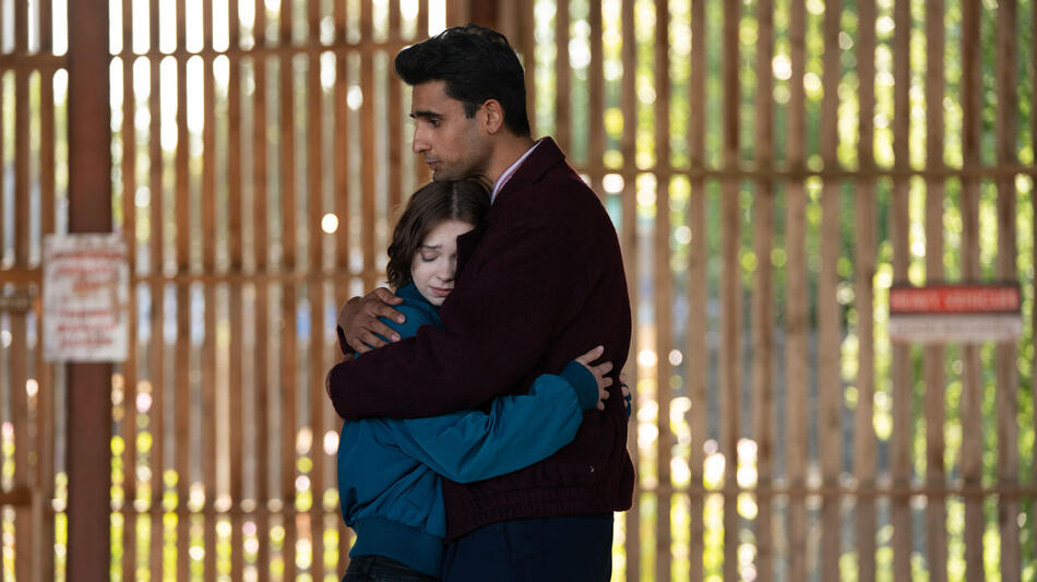 Emma Myers come Pip Fitz-Amobi e Zain Iqbal come Ravi Singh in Come uccidono le brave ragazze 2x04