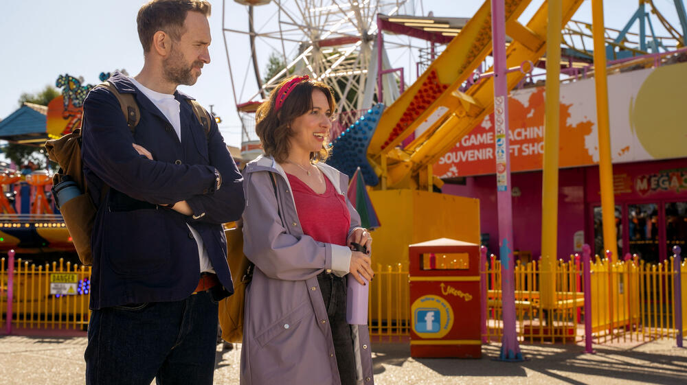 Rafe Spall e Esther Smith in Trying 5x01