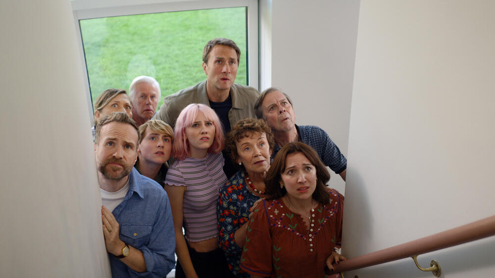 Branka Katić, Phil Davis, Oliver Chris, Roderick Smith, Rafe Spall, Cooper Turner, Scarlett Rayner, Marian McLoughlin e Esther Smith in Trying 5x04