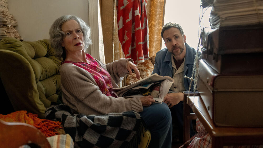 Celia Imrie come Rafe Spall in Trying 5x05