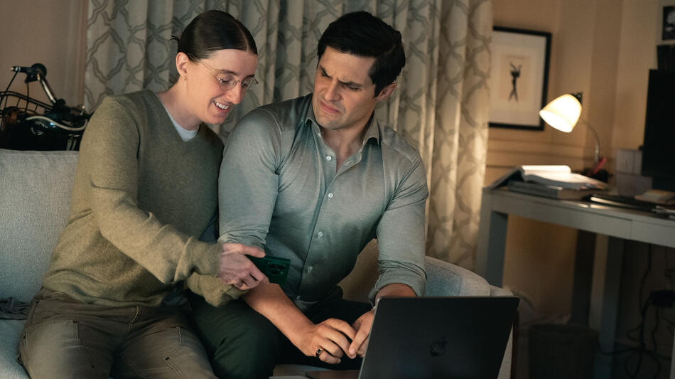 Robby Hoffman, Phil Dunster in Rooster 1x03